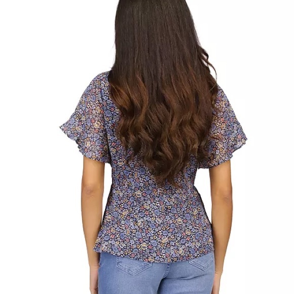 MICHAEL KORS Women’s Floral-Print Flutter Sleeve Top

Smoke/Pet Free - Picture 6 of 8